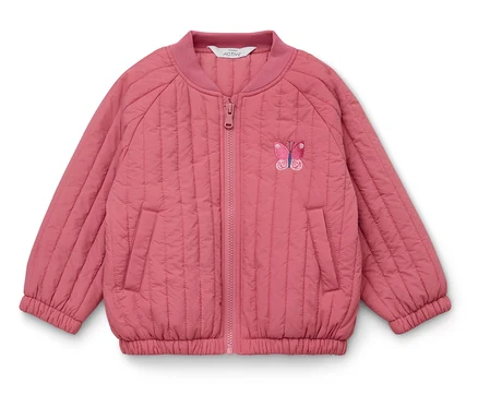 Une veste matelassée rose zippée avec un appliqué papillon est posée à plat sur un fond blanc.