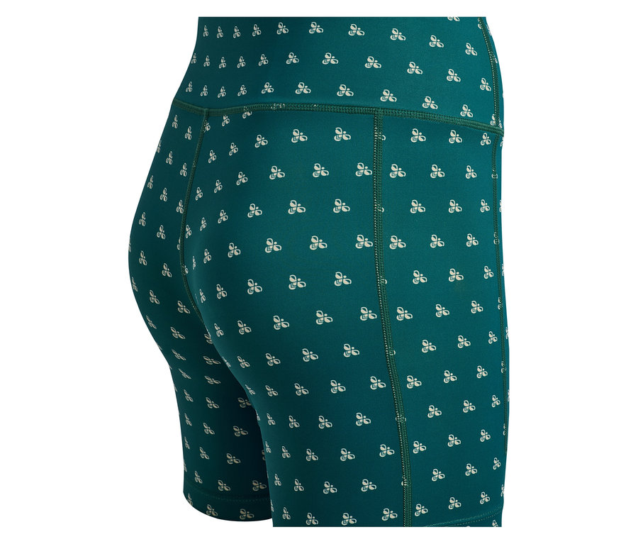 Gros plan sur l'arrière du short HUMMEL pour femme, vert avec un motif blanc.
