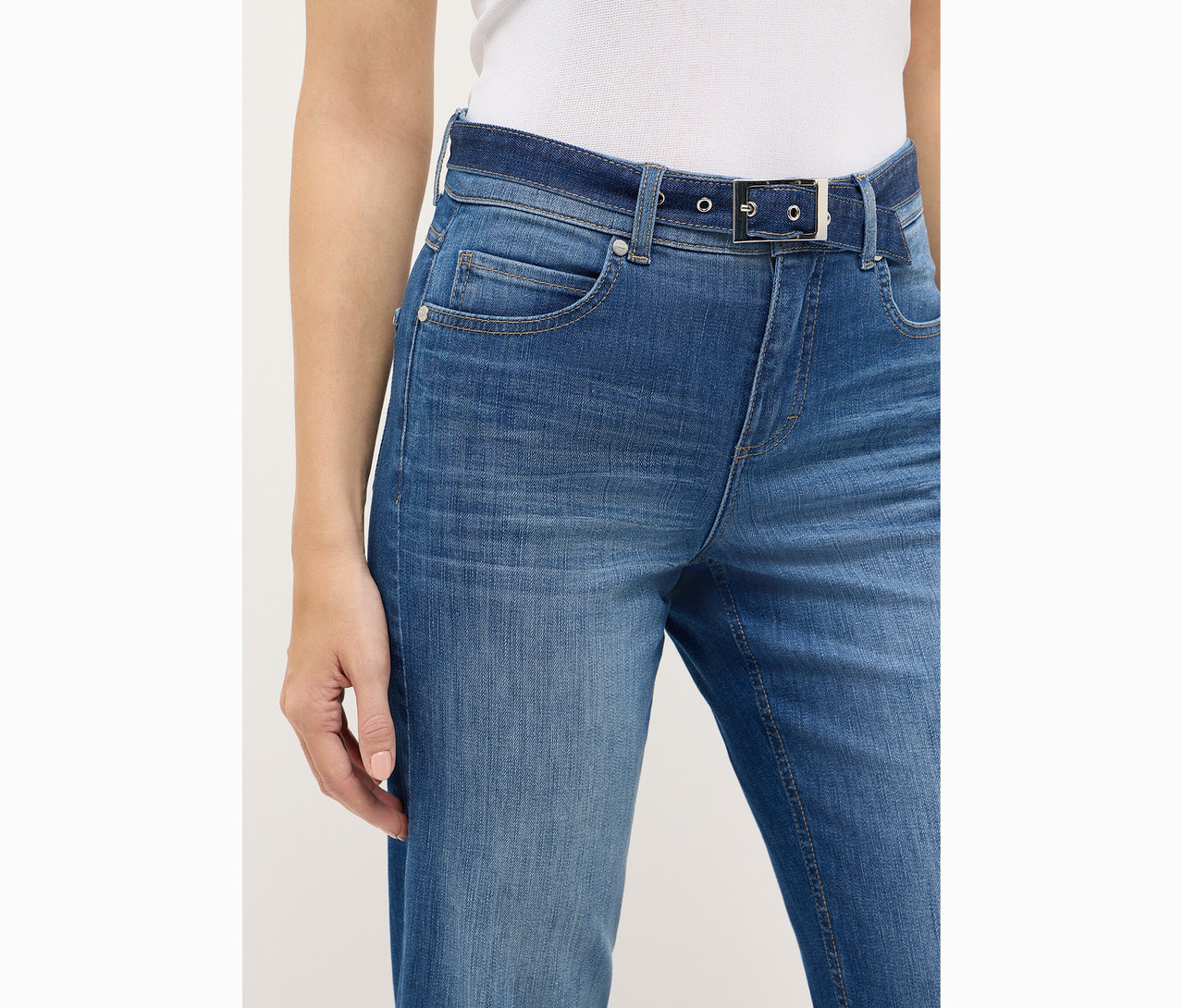 Gros plan d'une femme portant un jean Angels Denim « Lara City », Straight Fit.