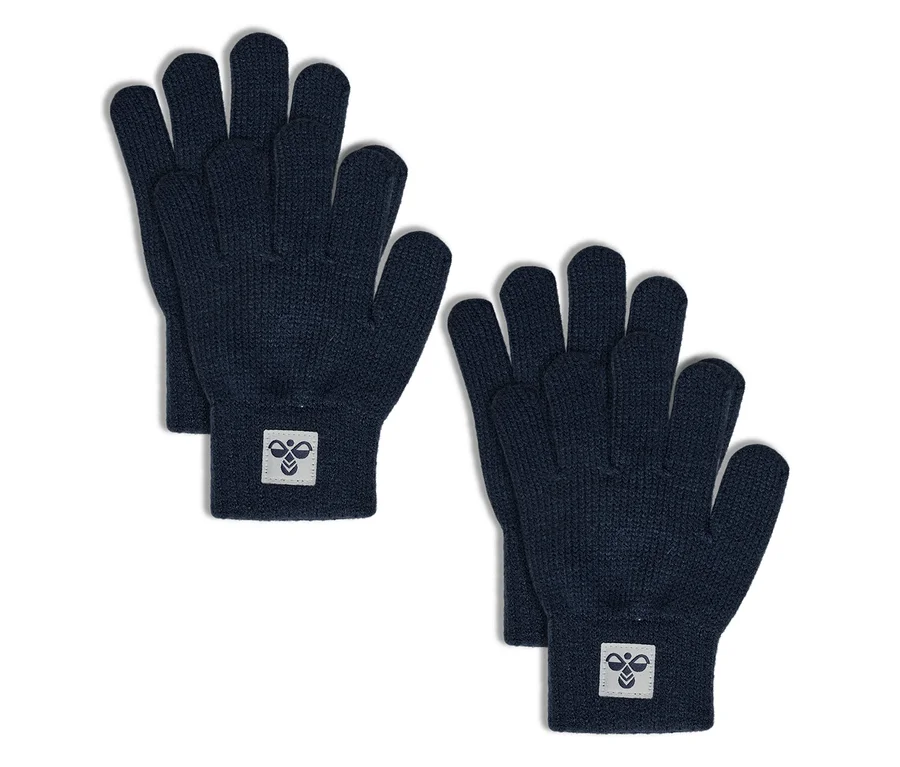 Deux paires de gants tricotés bleus hummel® HMLJR avec un écusson logo sur les poignets.