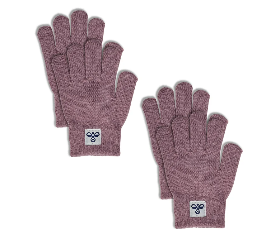 Deux paires de gants tricotés hummel® « HMLJR » violets avec logo sur le poignet.