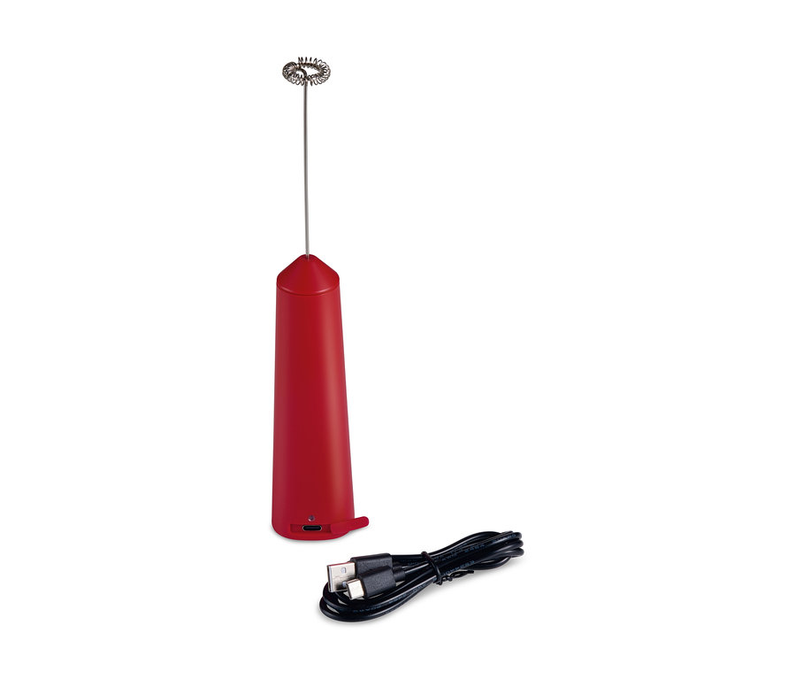 Un mousseur à lait à batterie rechargeable rouge et un câble de charge reposent sur un fond blanc.