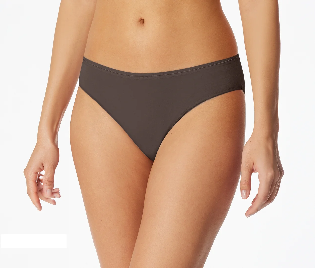 Femme portant une culotte marron foncé, ses mains visibles sur les côtés.