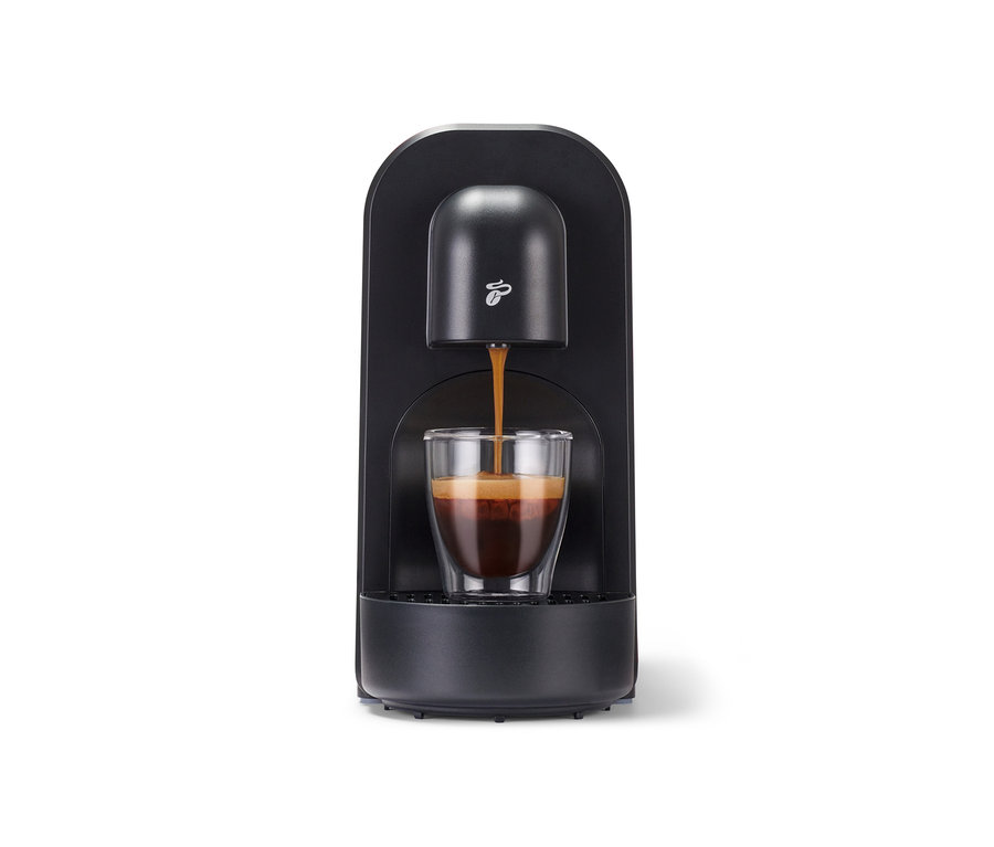 Un expresso coule d'une Cafissimo now red noire dans un verre.