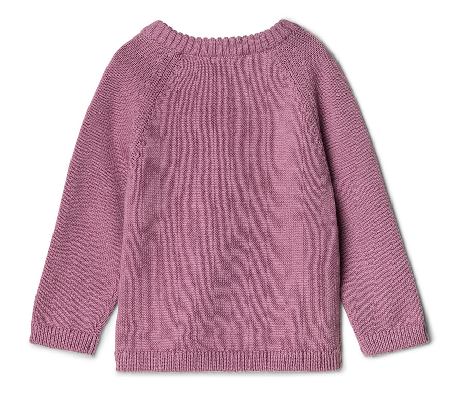 Un pull en maille violet à manches longues avec un col rond, des poignets et un ourlet côtelés, posé à plat.