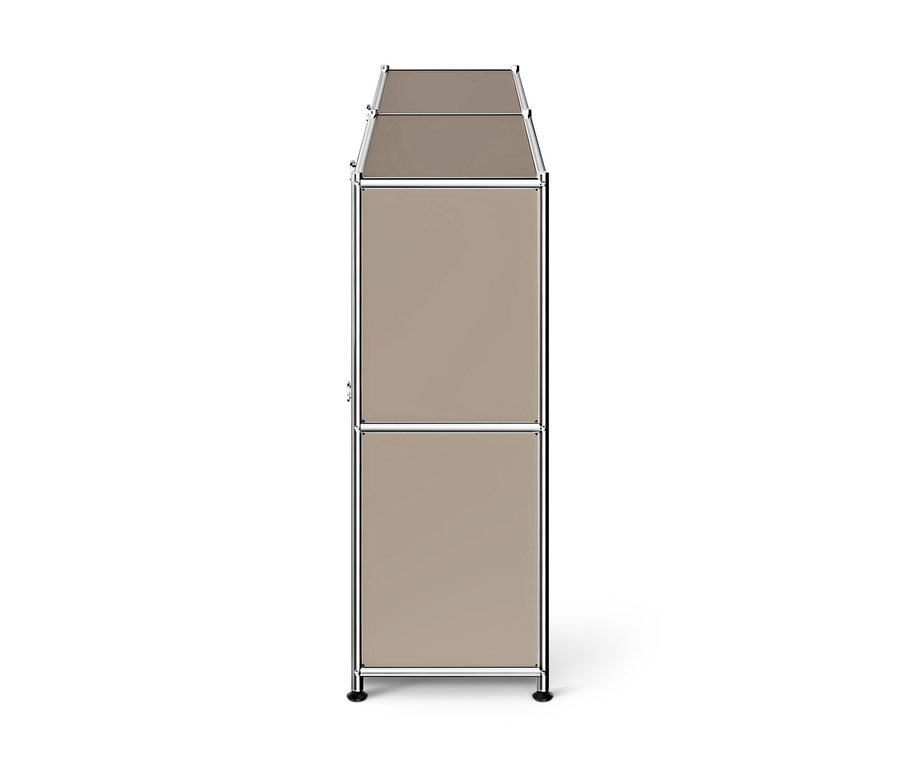 Armoire modulaire haute et étroite avec des panneaux beiges, un cadre chromé et une petite poignée en haut à gauche.