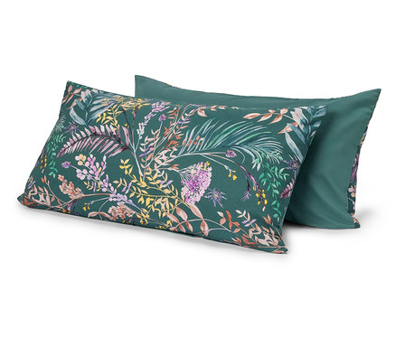 Deux oreillers verts, l'un avec un motif floral et de feuilles coloré, l'autre vert uni.