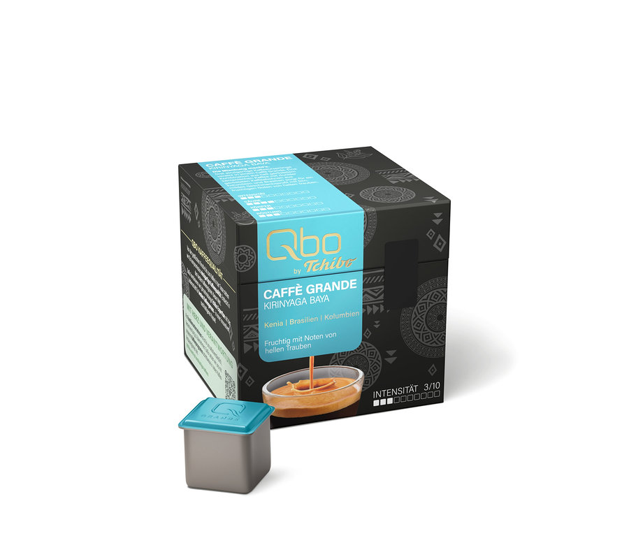 Emballage noir de capsules de café Qbo by Tchibo Caffè Grande Kirinyaga Baya avec une bande bleue et une capsule grise à couvercle bleu à côté. L'emballage montre du café versé et une intensité de 3/10.