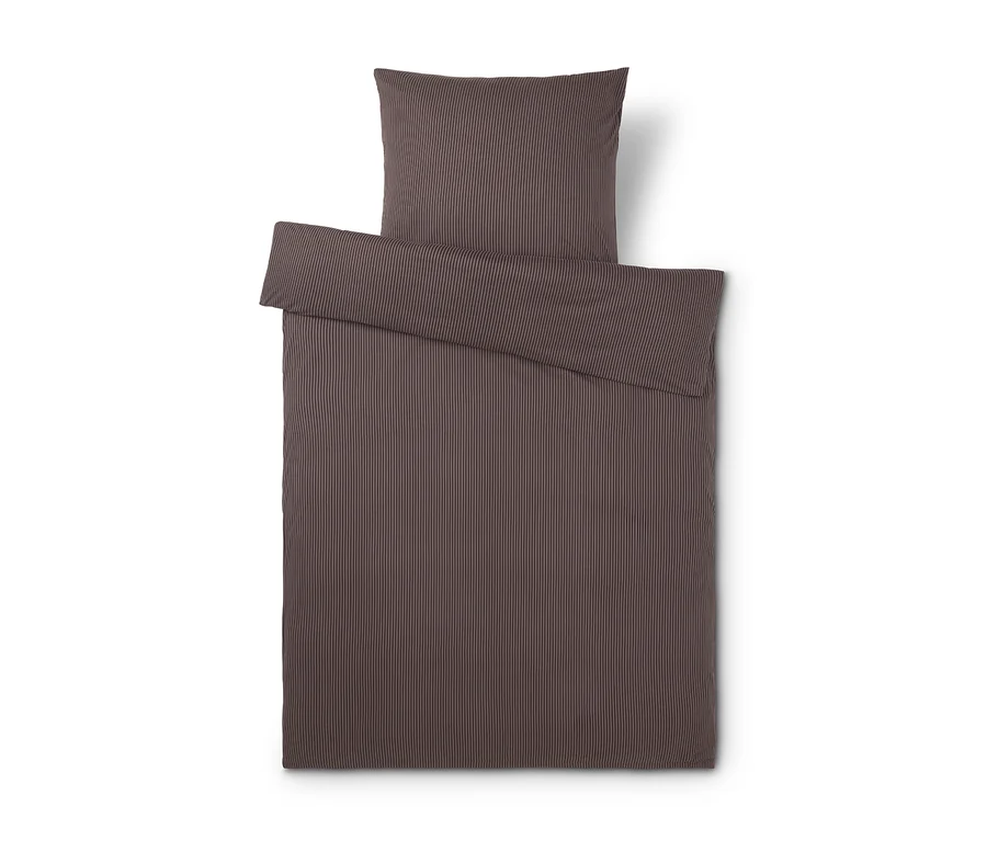 Housse de couette rayée marron et taie d'oreiller assortie avec de fines rayures verticales.