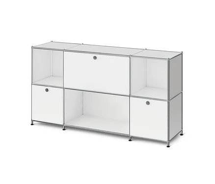 Un buffet modulaire blanc avec un cadre chromé. Il comporte six compartiments : trois étagères ouvertes et trois placards fermés avec des poignées rondes.