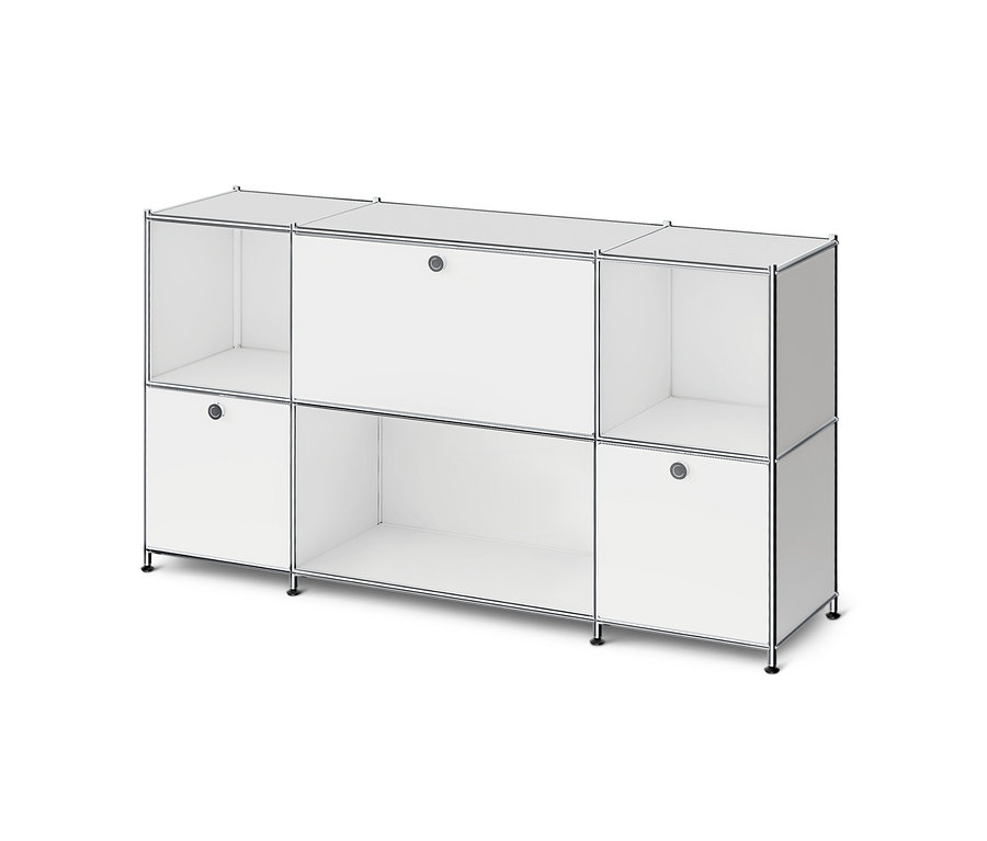 Un buffet modulaire blanc avec un cadre chromé. Il comporte six compartiments : trois étagères ouvertes et trois placards fermés avec des poignées rondes.