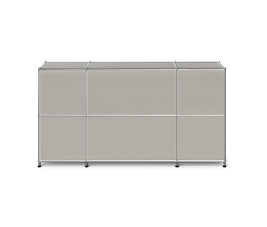 Une unité de rangement modulaire gris clair avec un cadre chromé, composée de deux rangées et trois colonnes, reposant sur de petits pieds noirs.