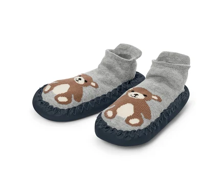 Deux chaussons gris avec un motif d'ours brun sur une semelle bleu foncé.