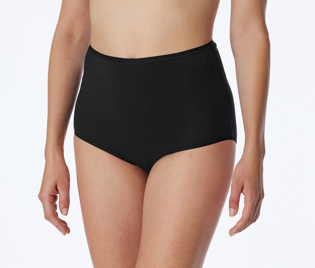 Une personne portant une culotte noire taille haute, visible du torse aux cuisses.