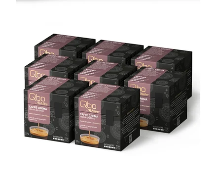 Plusieurs paquets de café noirs Qbo by Tchibo Caffè Crema Kinyaa Galeras empilés avec des accents violets. Les paquets montrent une tasse dans laquelle du café est versé, avec les inscriptions '27x' et 'Intensité 7/10'.