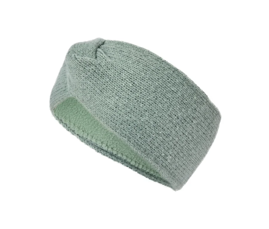 Gros plan d'un bandeau tricoté vert clair avec une doublure en polaire sur fond blanc.