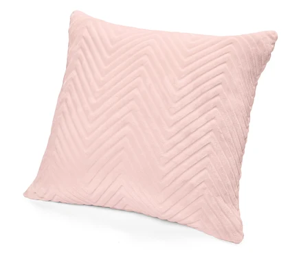 Un coussin décoratif rose avec un motif à chevrons sur fond blanc.