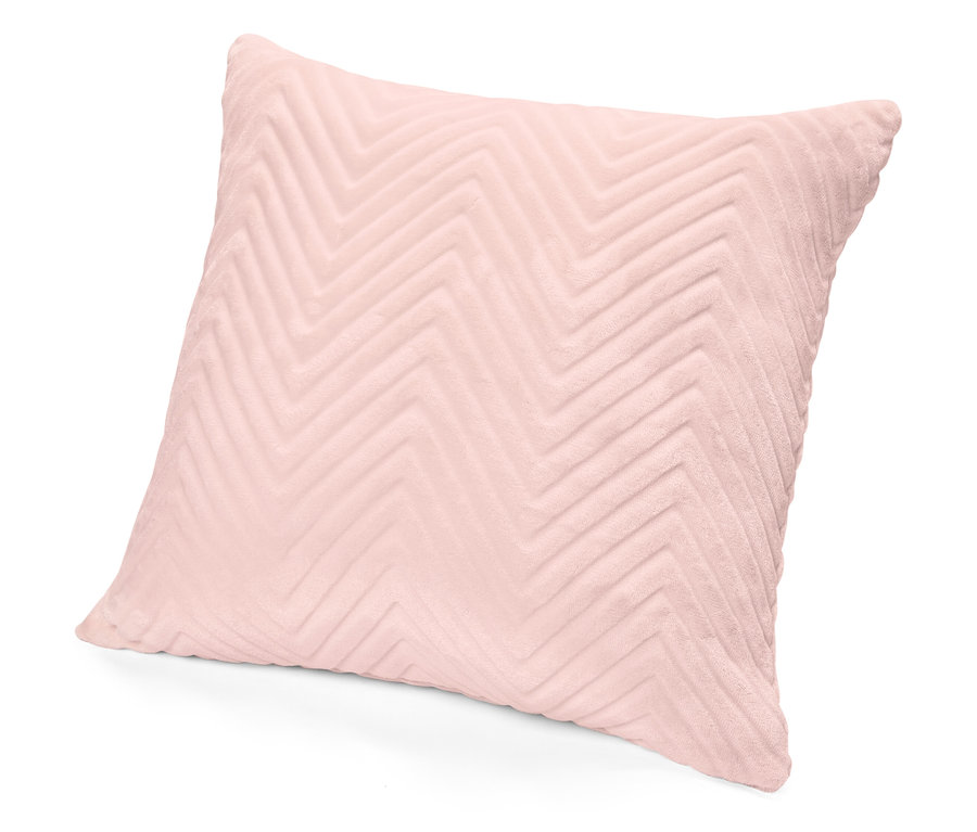 Un coussin décoratif rose avec un motif à chevrons sur fond blanc.