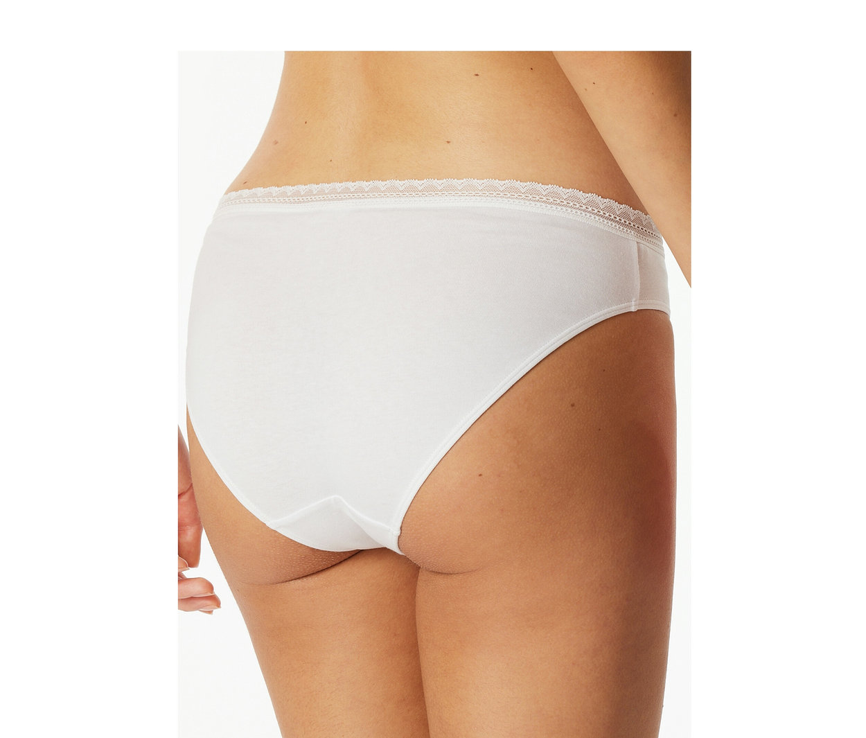 Vue de dos d'une personne portant un slip Rio SCHIESSER blanc avec une bordure en dentelle délicate à la taille.