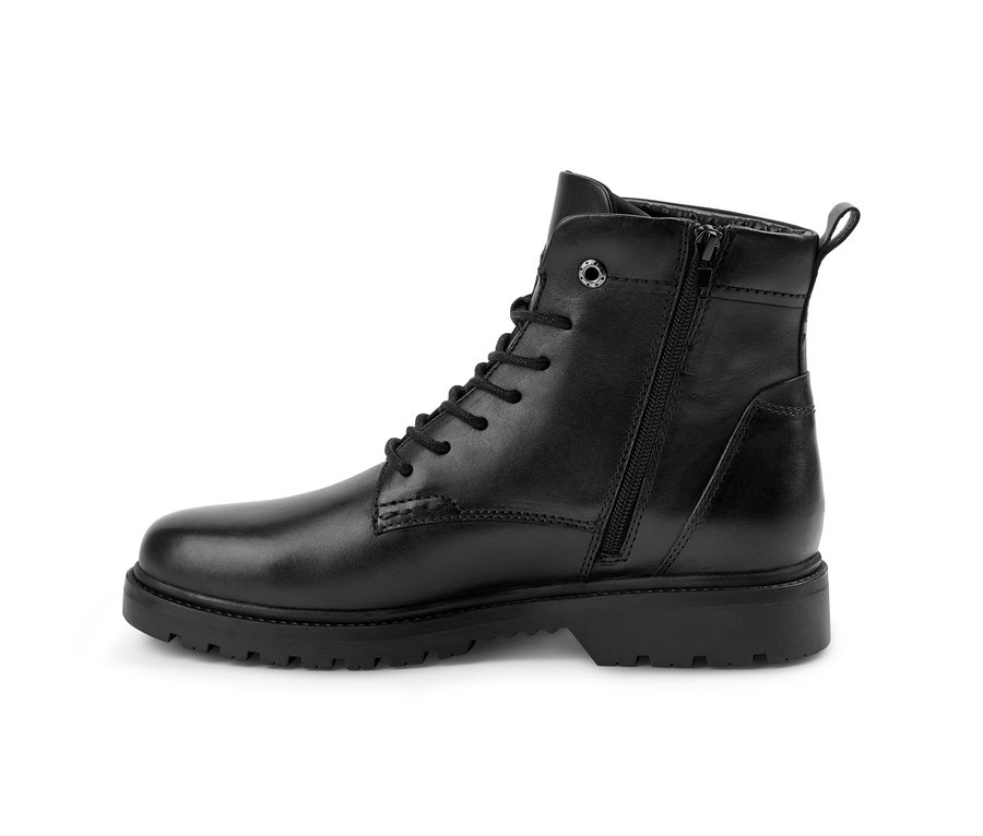 Une bottine en cuir noire avec des lacets et une fermeture éclair sur un fond blanc.