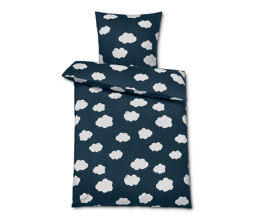 Parure de lit bleu marine en renforcé en coton bio avec des nuages blancs.