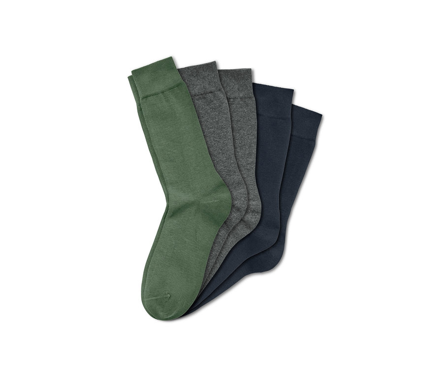 Sur un fond blanc, cinq paires de chaussettes.