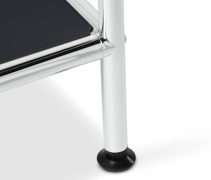 Détail d'une console en métal noir « CN3 » avec 2 tiroirs et pieds chromés.