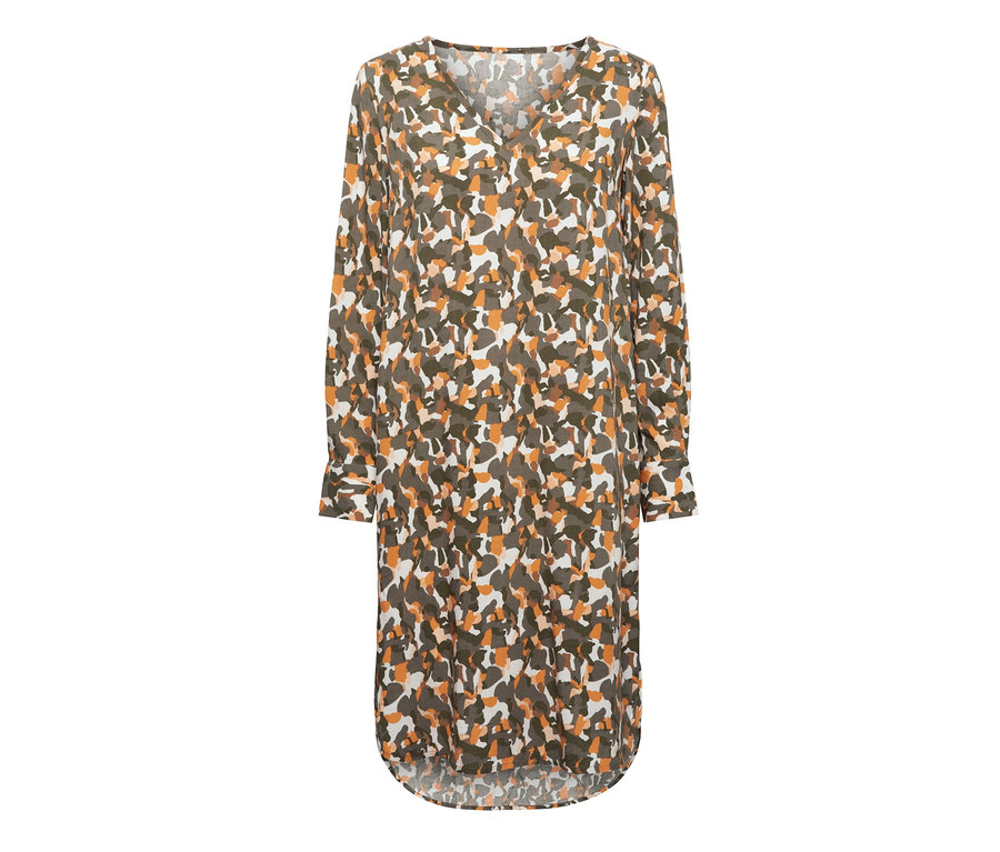 Une robe midi à motif.