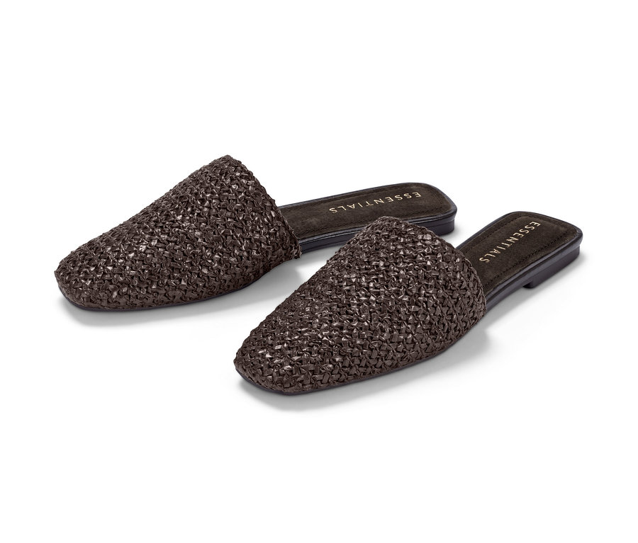 Deux mules marron sur fond blanc.