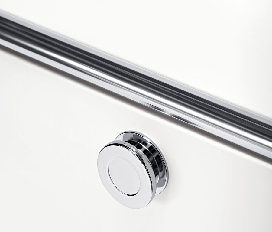 Détail d'un caisson à roulettes « CN3 » blanc avec une poignée chromée et un bouton rond.