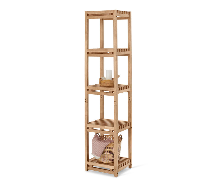 Étagère étroite en bois avec quatre étagères. Sur les étagères, il y a une bougie dans un panier en osier et un panier avec une serviette.