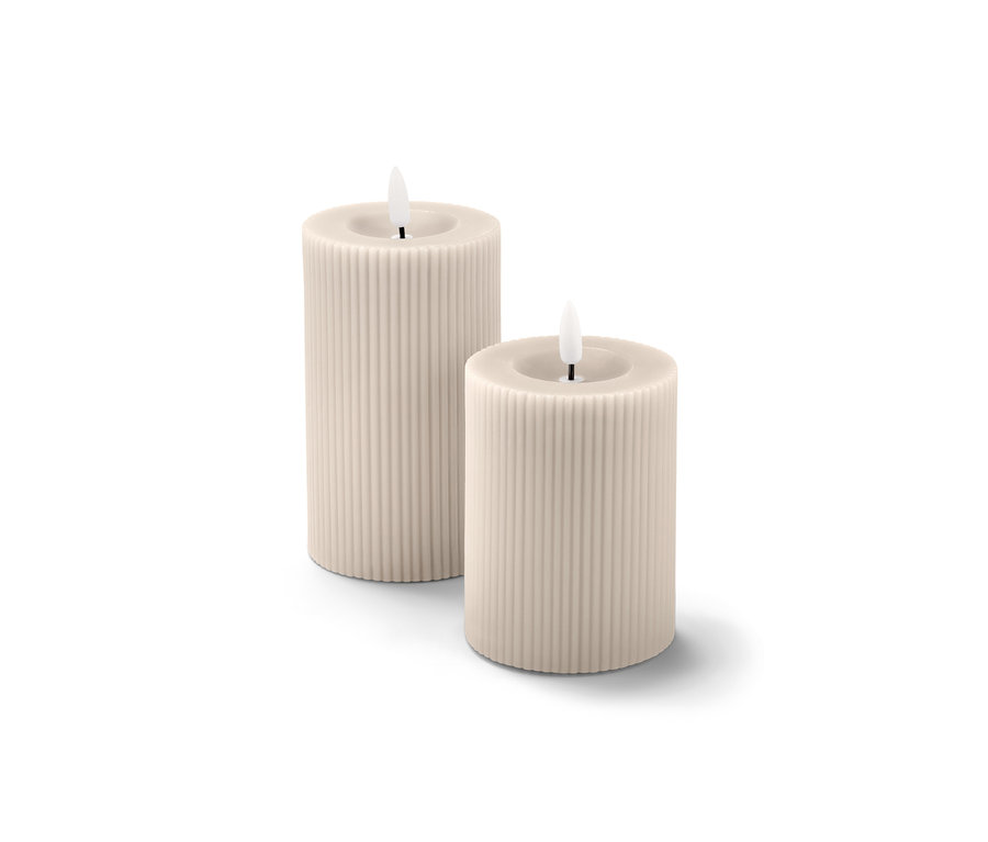 Deux bougies à LED en cire véritable avec une surface côtelée.