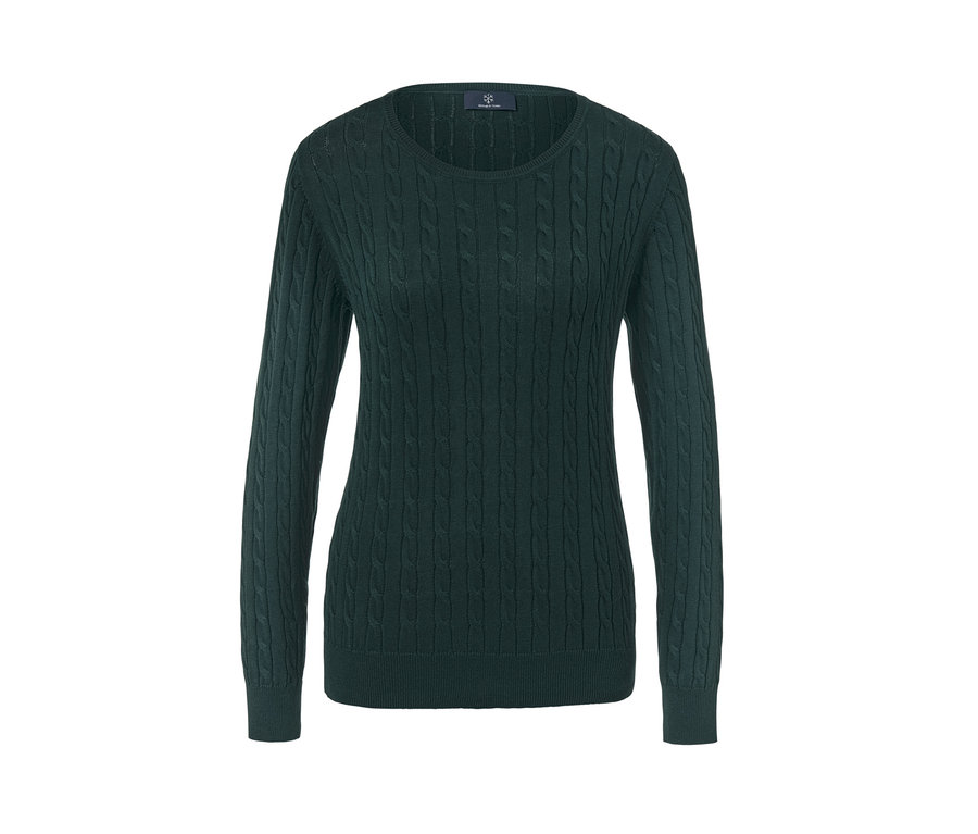 Pull en maille torsadée vert foncé.