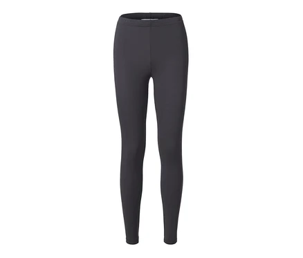 Legging noir sur fond blanc.