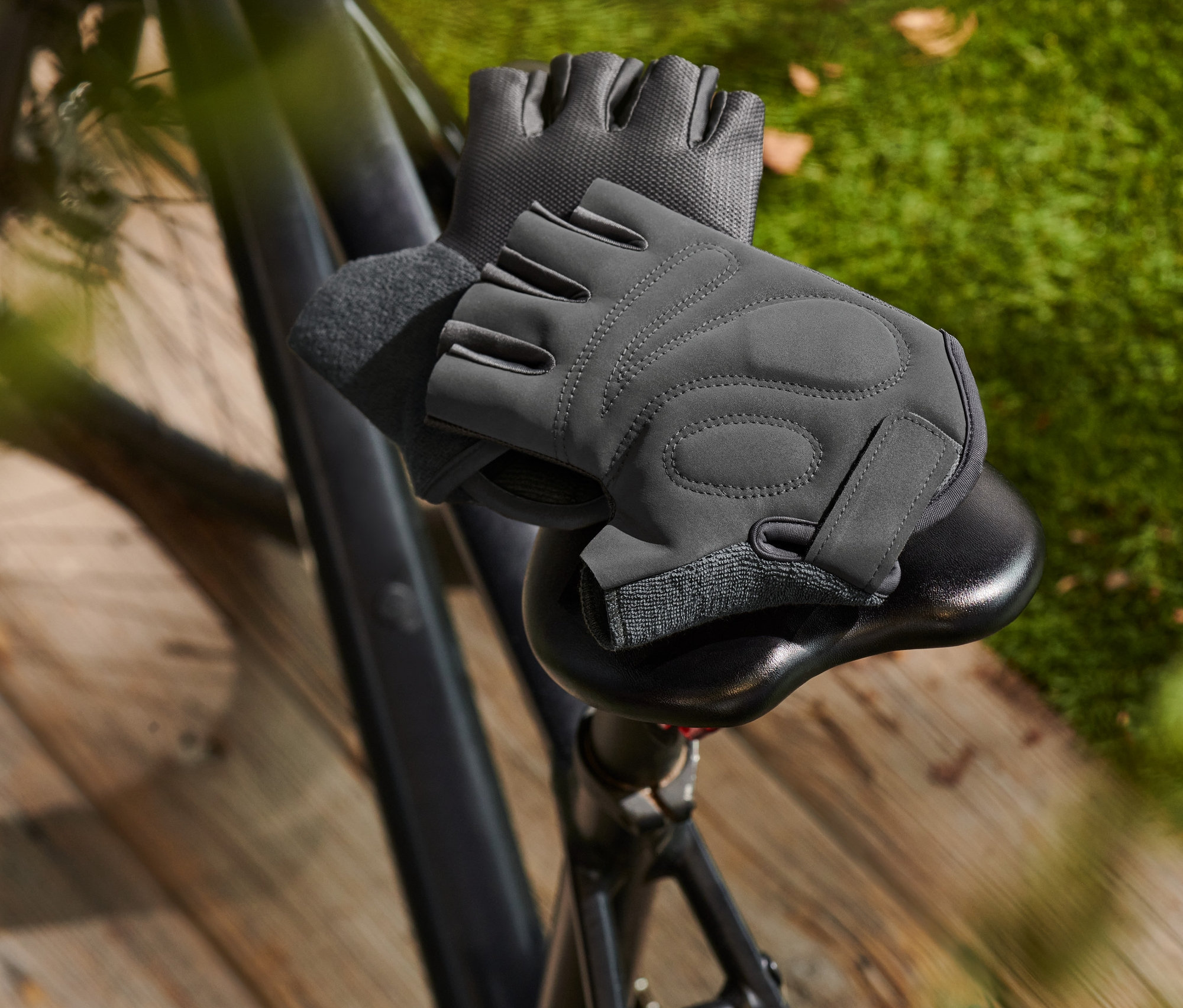 Deux gants de vélo sont posés sur une selle de vélo.