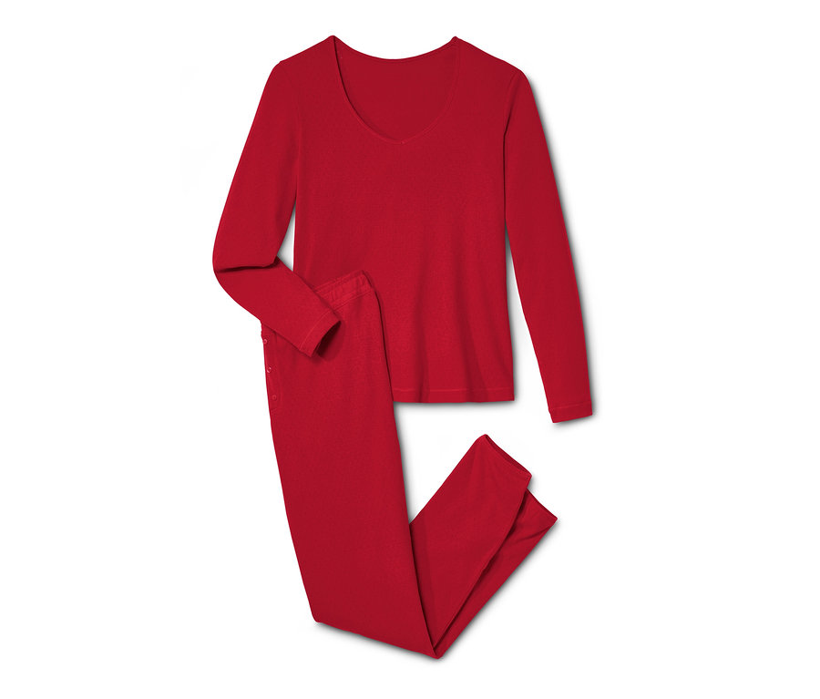 Un pyjama ajouré rouge est posé sur un fond blanc.