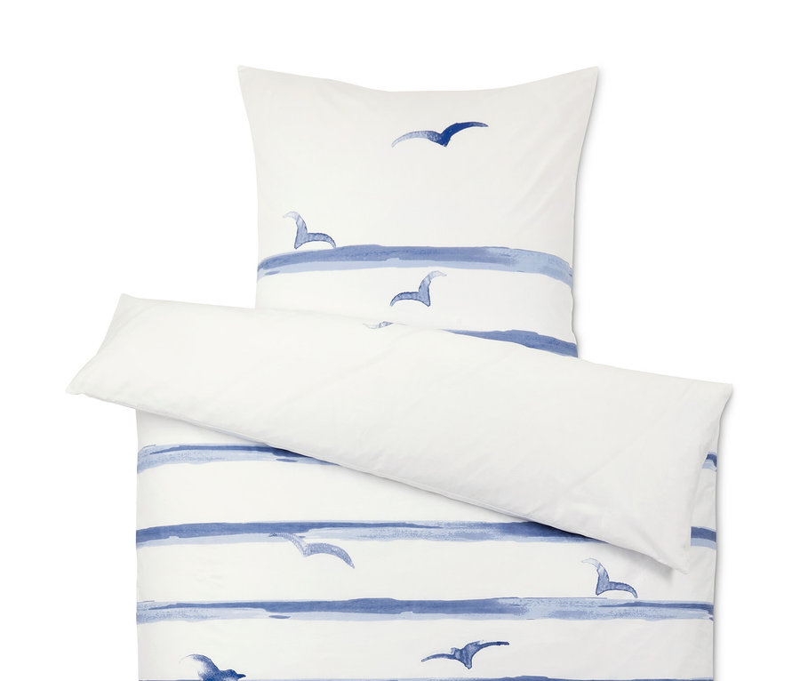 Parure de lit en percale blanche avec motif de rayures bleues et d'oiseaux.