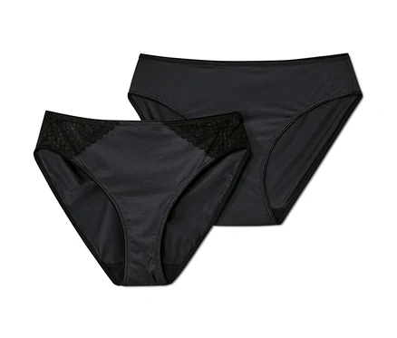 Deux slips noirs.
