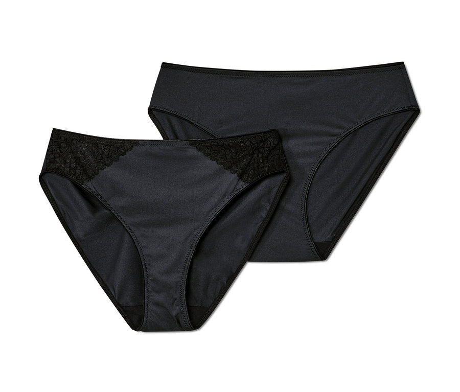 Deux slips noirs.