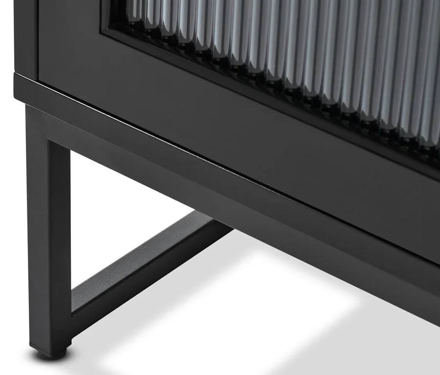 Gros plan d'un coin d'un meuble avec portes en verre avec un cadre noir.