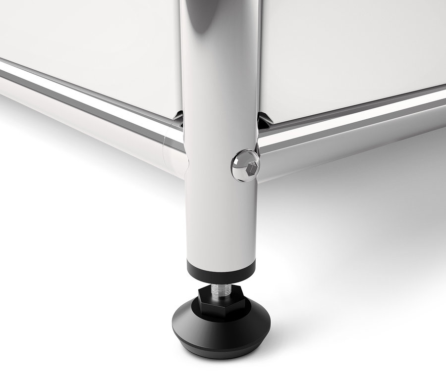 Gros plan sur le pied d'une étagère métallique blanche CN3 avec un patin réglable noir.