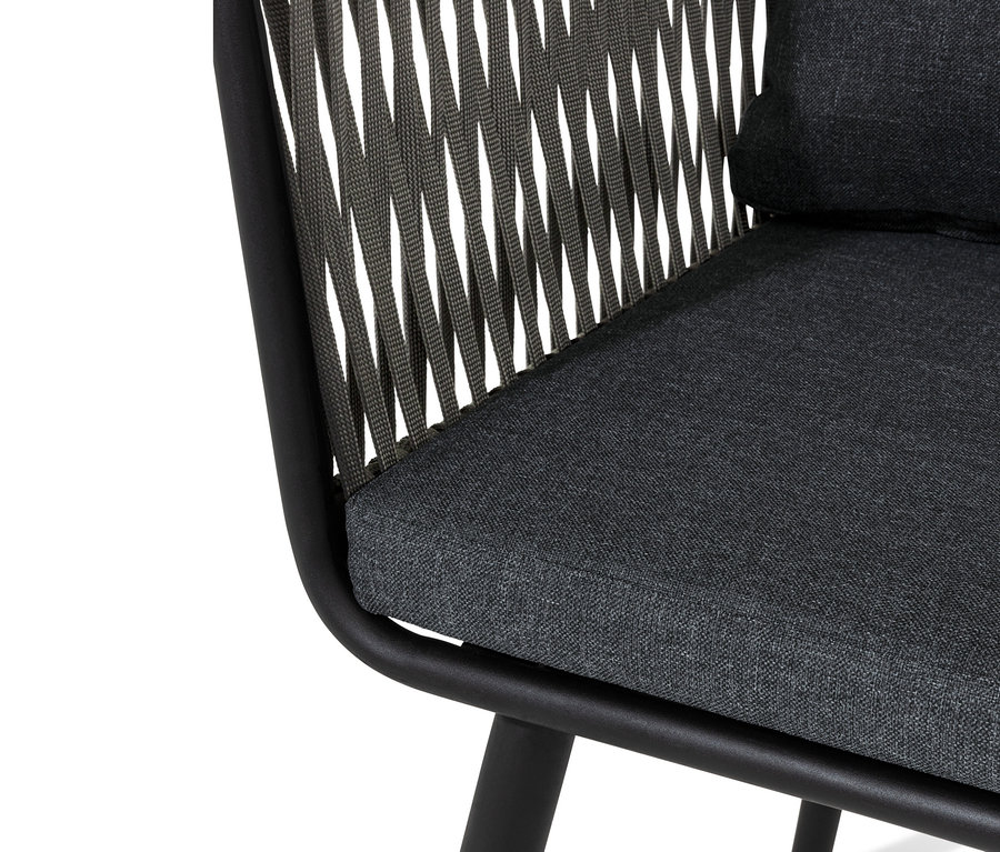 Gros plan d'un fauteuil pour table à manger avec tressage textile, cadre noir, assise grise.