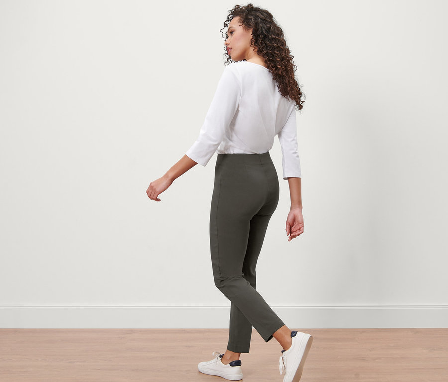 Femme marchant en pantalon stretch.