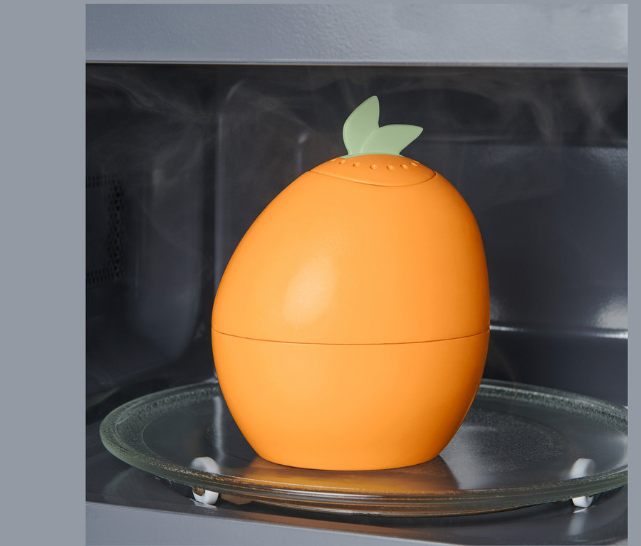 Un nettoyeur à micro-ondes est posé sur un plateau en verre à l'intérieur d'un micro-ondes.