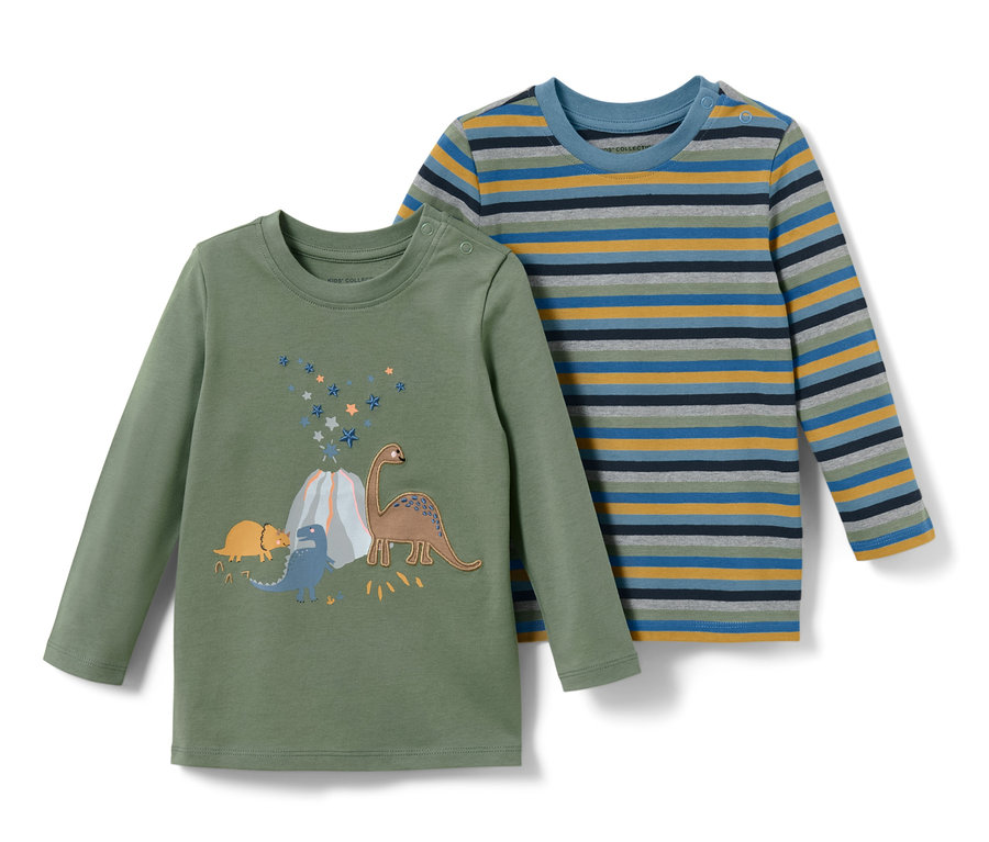 Deux t-shirts à manches longues pour enfant : un vert olive avec des dinosaures et un volcan, et un rayé bleu-jaune-gris.