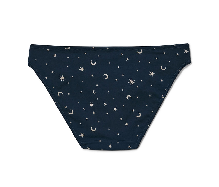 Gros plan sur un slip bleu marine imprimé d'étoiles et de lunes faisant partie d'un lot de 5.