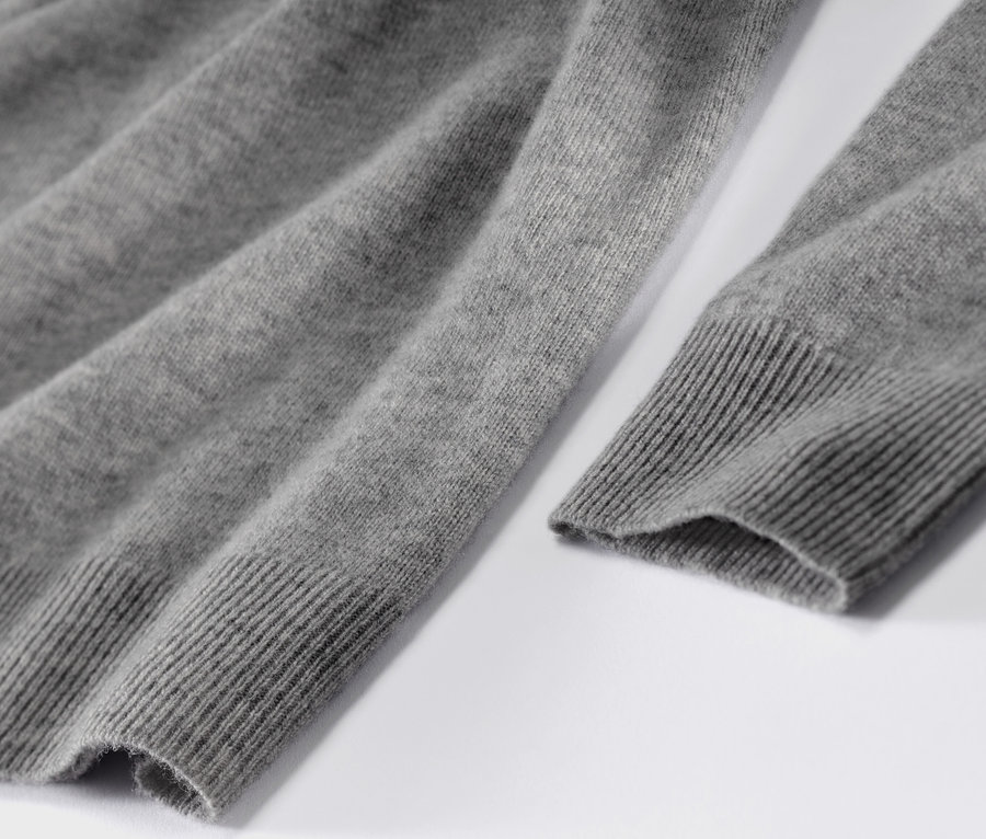 Gros plan sur un pull en maille fine avec du cachemire, gris chiné.