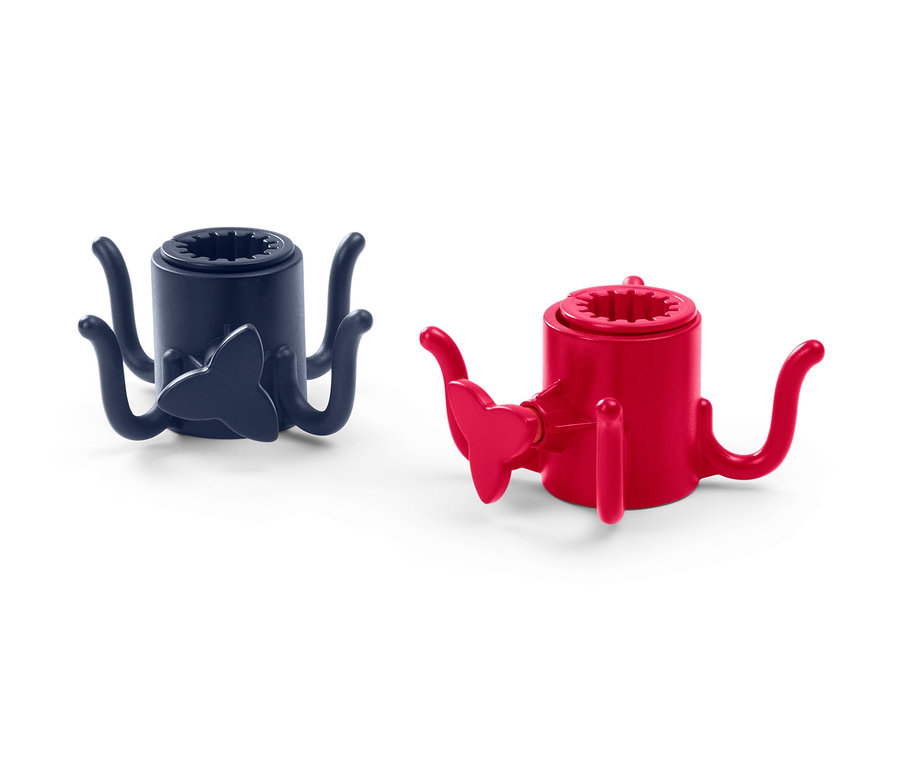 Deux bougeoirs en plastique : un bleu foncé et un rouge.