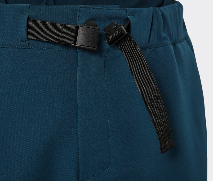 Gros plan d'un pantalon thermique avec une ceinture noire.