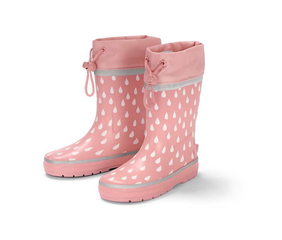 Deux bottes de pluie roses pour enfant avec un imprimé de gouttes blanches.